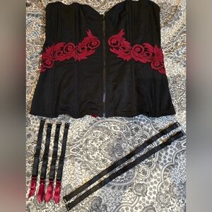 NWOT NBW Black and red zip front corset